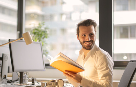 personas estudiando gerencia proyectos